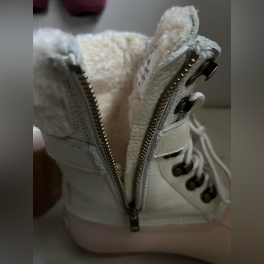 Sperry Leather Duck ๐ฆ Boots in Stylish Pink and Cream with Australian Sheep Fur. - Picture 7 of 9
